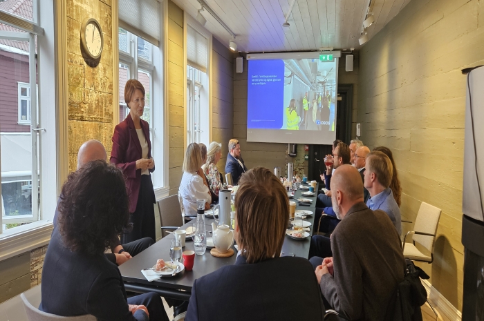 Tøft, men gøy! Jorunn Nerheim i OBOS forteller om arbeidet med Nøstebukten Brygge og svarer på spørsmål. Foto: Anne Kringstad